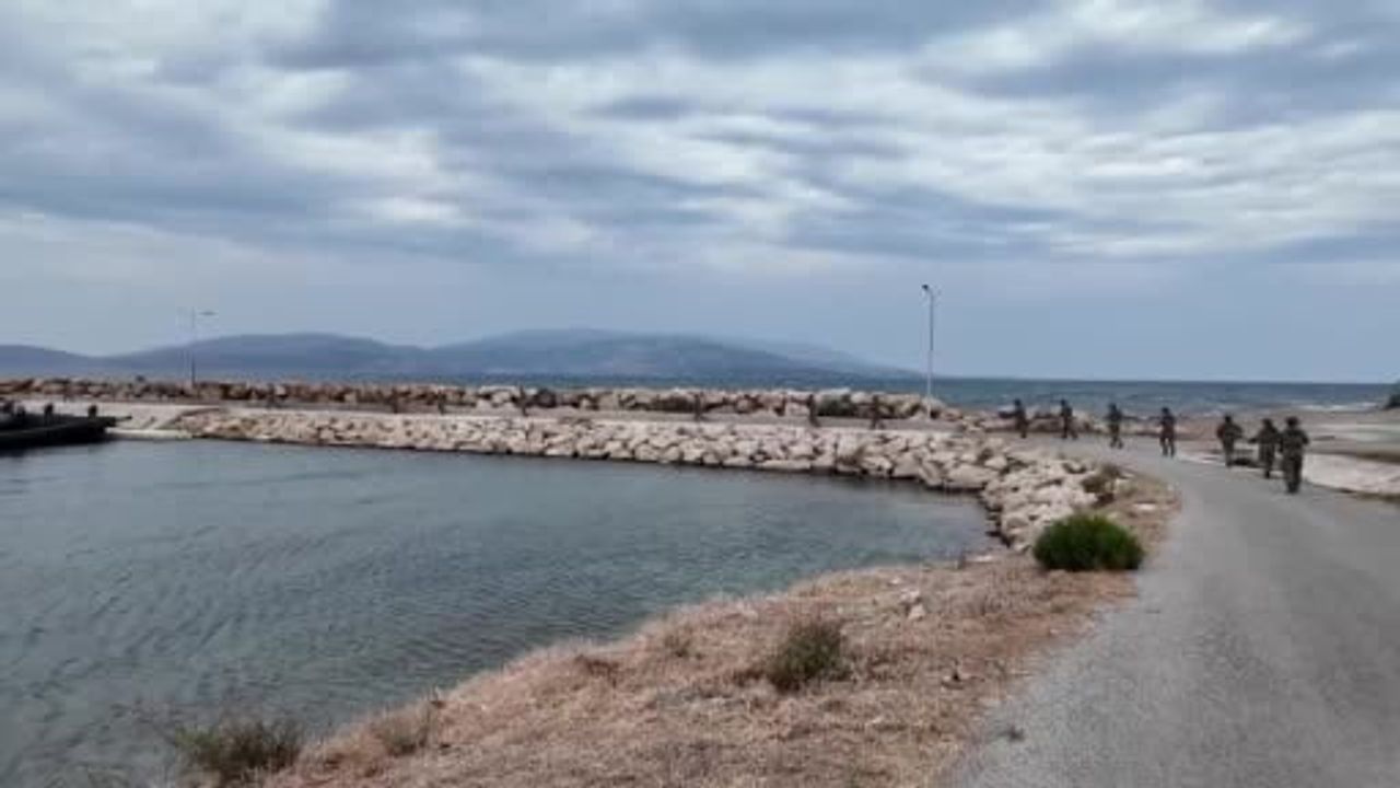 Komandolar Foça açıklarında deniz hücum harekatı eğitimi icra etti