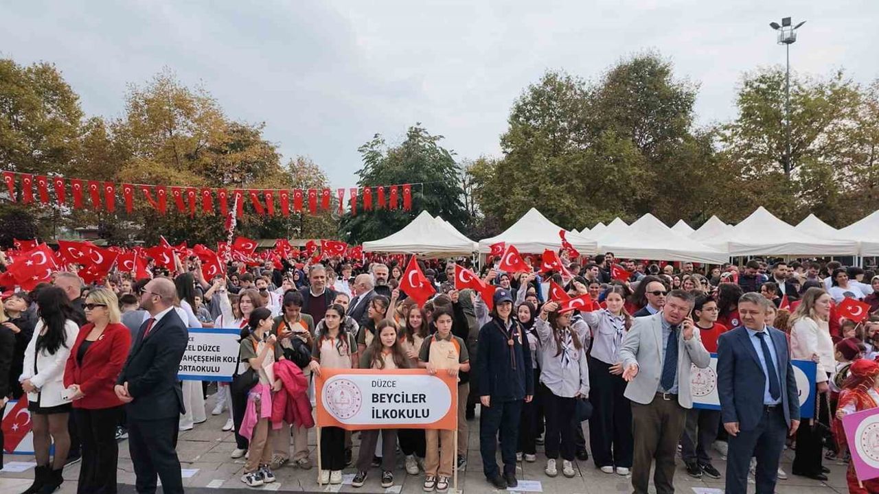Komandoların silahlı gösterisi Düzce'de cumhuriyet coşkusunu artırdı