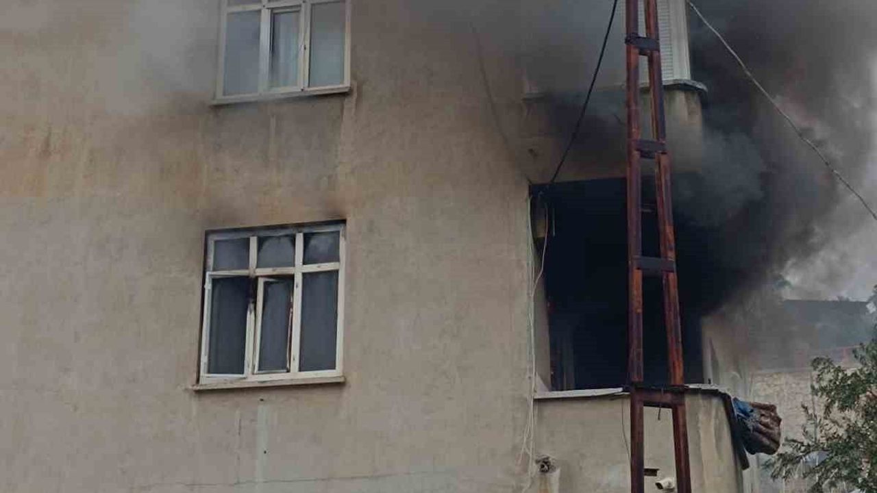 Komşuların ihbarı hayatını kurtardı: Mut'ta ev yangınında 88 yaşındaki kadın güvene alındı
