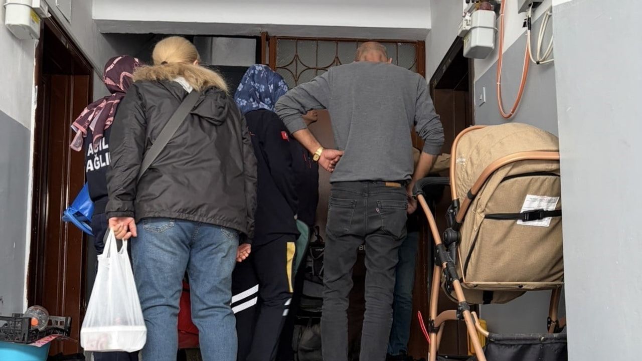 Komşuların ihbarı üzerine çilingirle girilen evde 80 yaşındaki kadın balkonda bulundu
