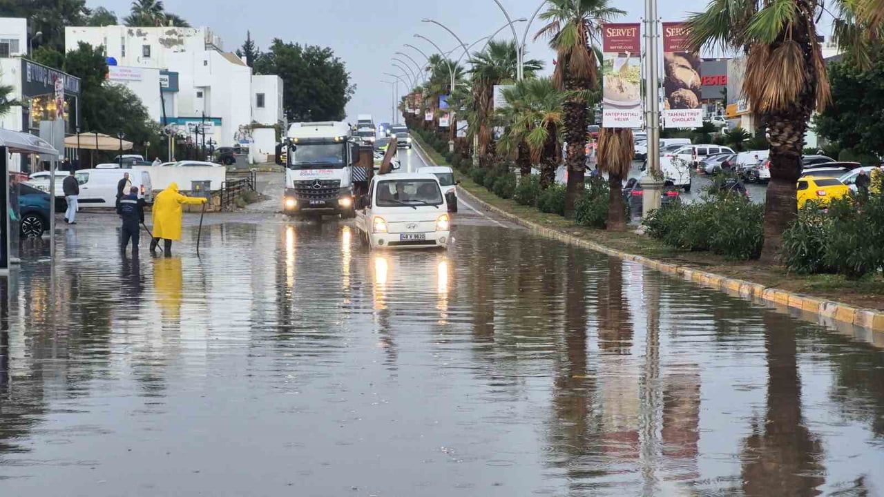 Konacık'ta sağanak yolları göle çevirdi, ekipler seferber oldu