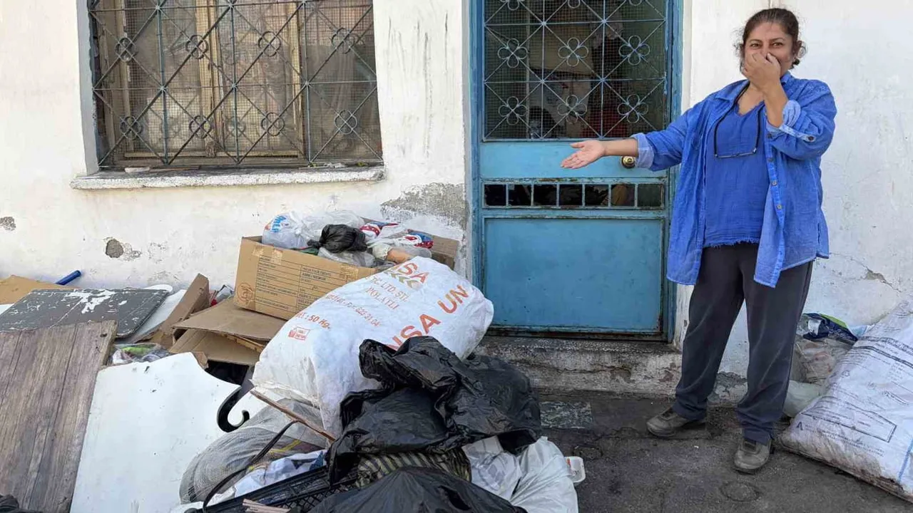 Konak'ta çöp ev ızdırabı: mahalle kötü koku ve haşerelerle mücadele ediyor