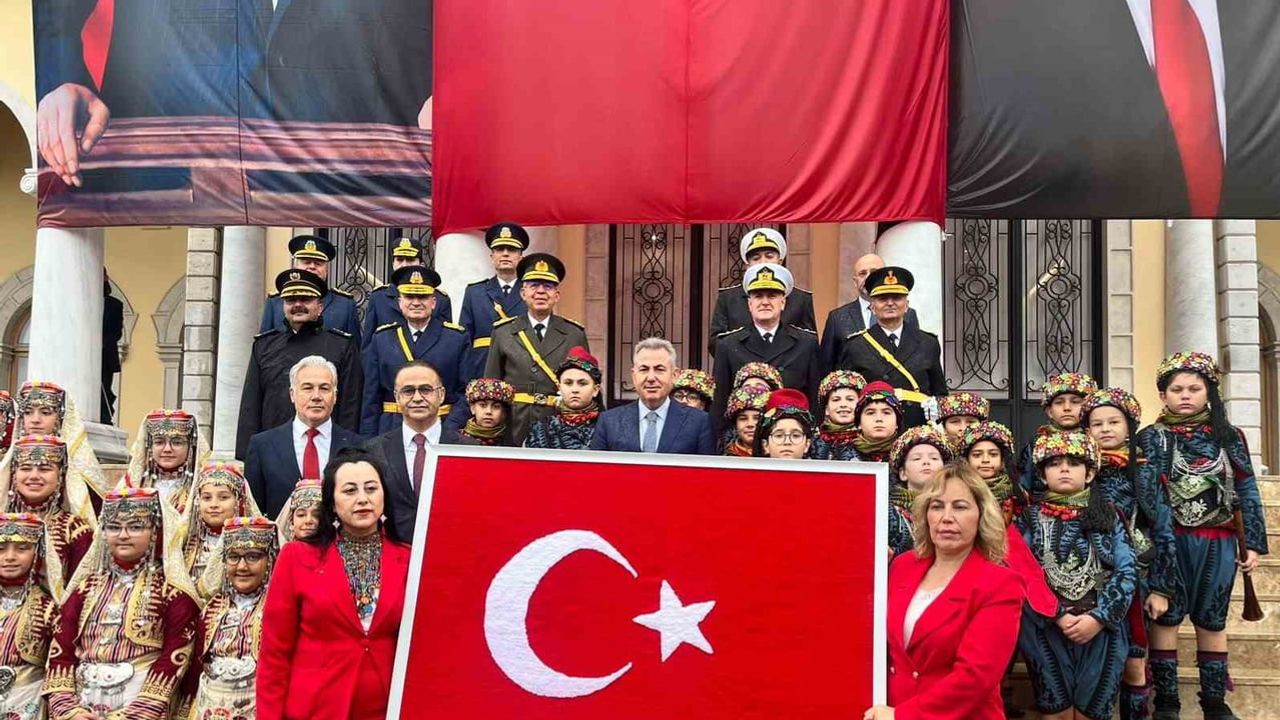 Konak'ta ilmek ilmek dokunan Türk bayrağı törenle Vali Süleyman Elban'a teslim edildi