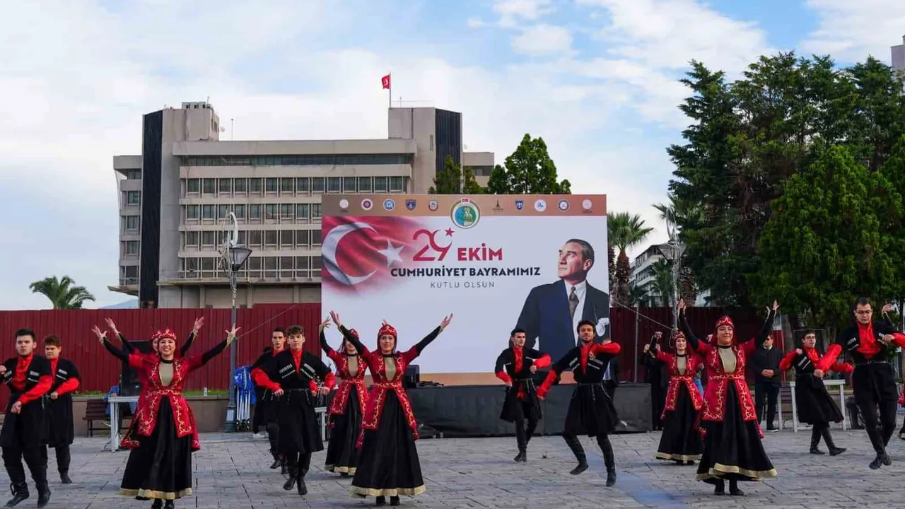 Konak'ta imece ruhu: Türk bayrağı dokuma tezgahında ilk ilmek atıldı