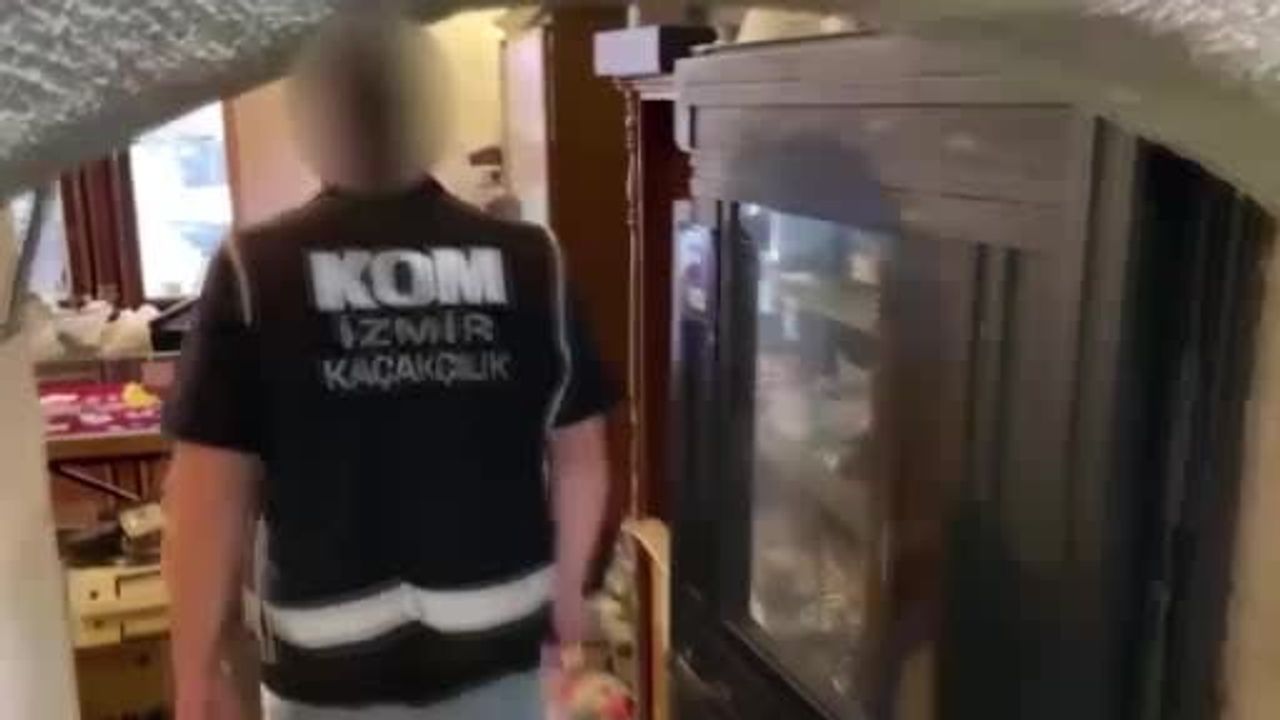 Konak'ta iş yerine düzenlenen baskında 672 tarihi sikke ele geçirildi