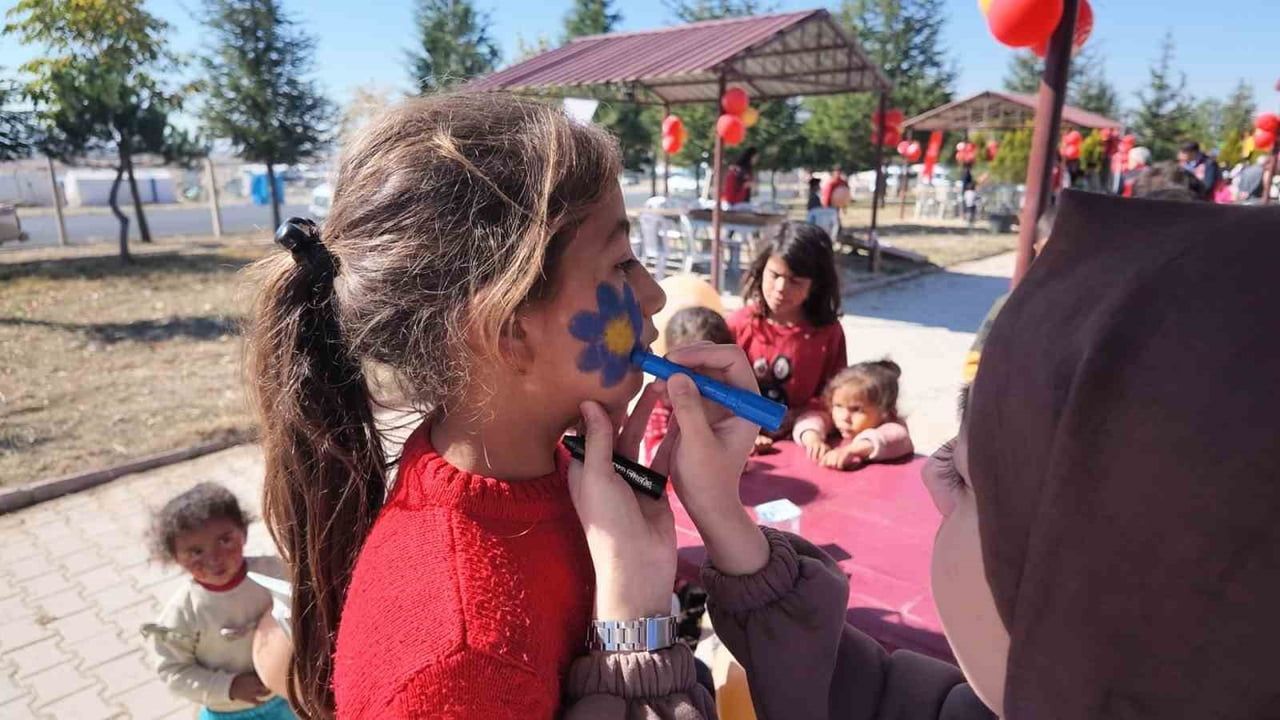 Konaklı'da çocuklara yönelik iyilik şenliği yüzleri güldürdü