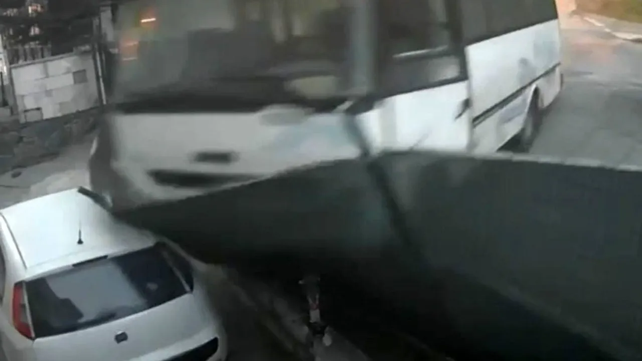 Kontrol için inen sürücünün anı: freni boşalan midibüs Arnavutköy'de ev bahçesine daldı