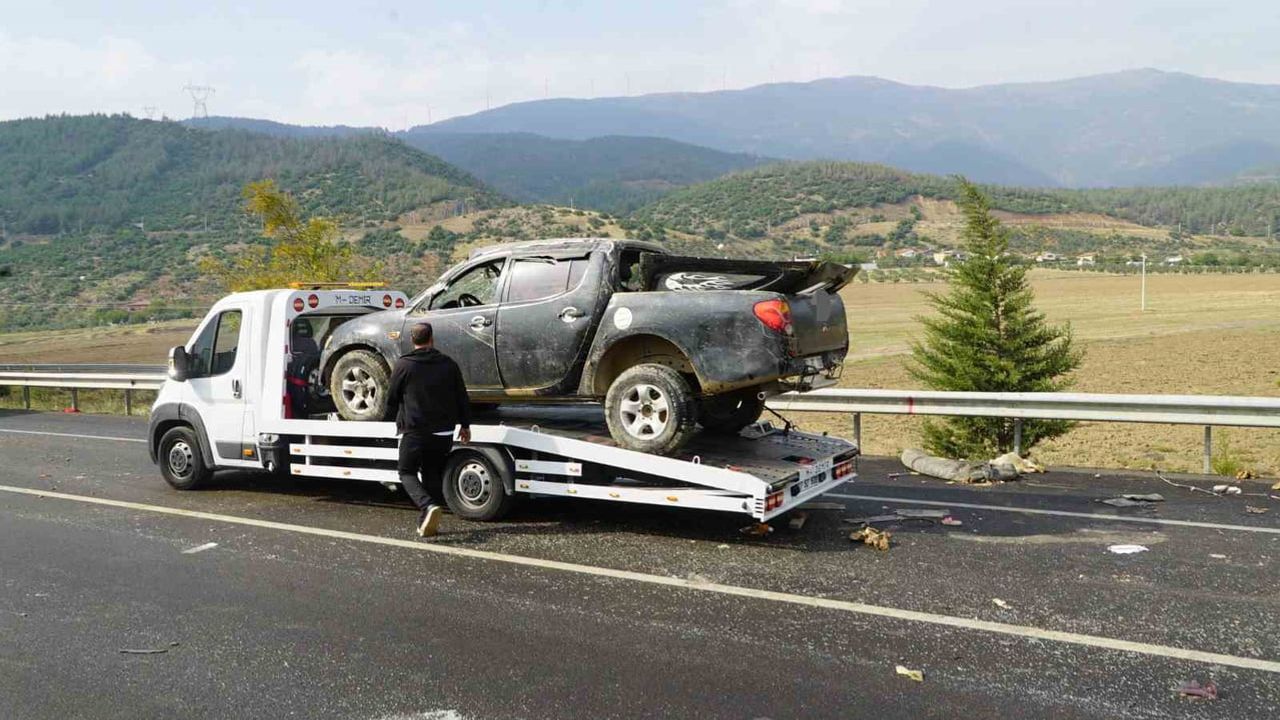 Kontrolden çıkan araç refüjü aşarak karşı şeride uçtu: 4 yaralı