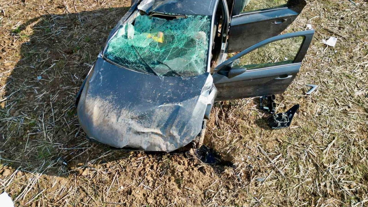 Kontrolden çıkan araç tarlada ezildi, sürücü şans eseri yaralandı
