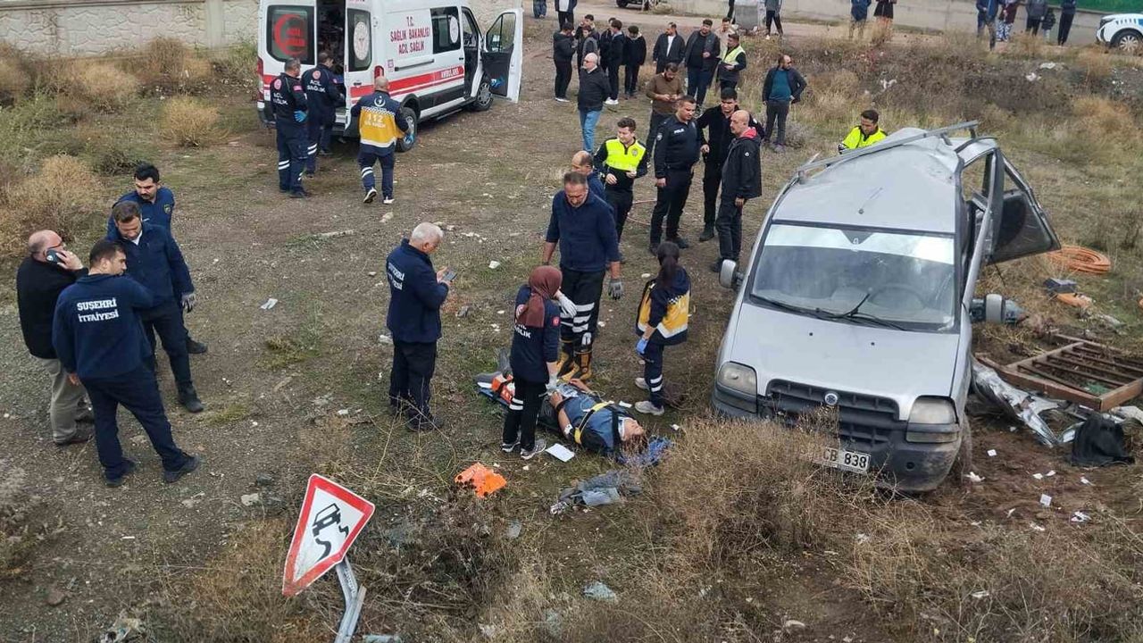 Kontrolden çıkan hafif ticari araç Suşehri'de şarampole uçtu: üçü ağır beş yaralı