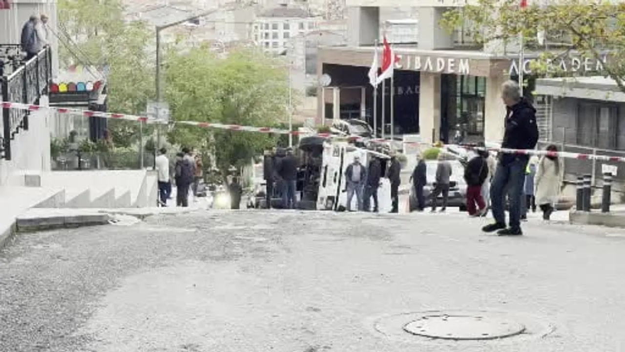 Kontrolden çıkan kamyon Dolapdere'de yan yattı, cadde kapatıldı