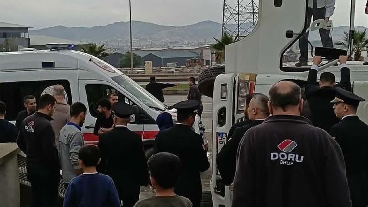 Kontrolden çıkan kamyon yol kenarındaki camiye çarparak devrildi