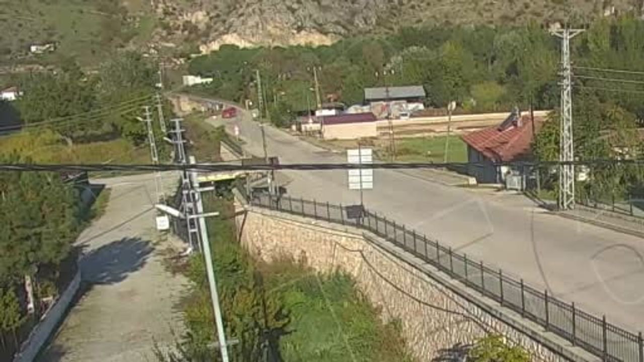 Kontrolden çıkan minibüs takla atıp dereye uçtu, anlar kamerada