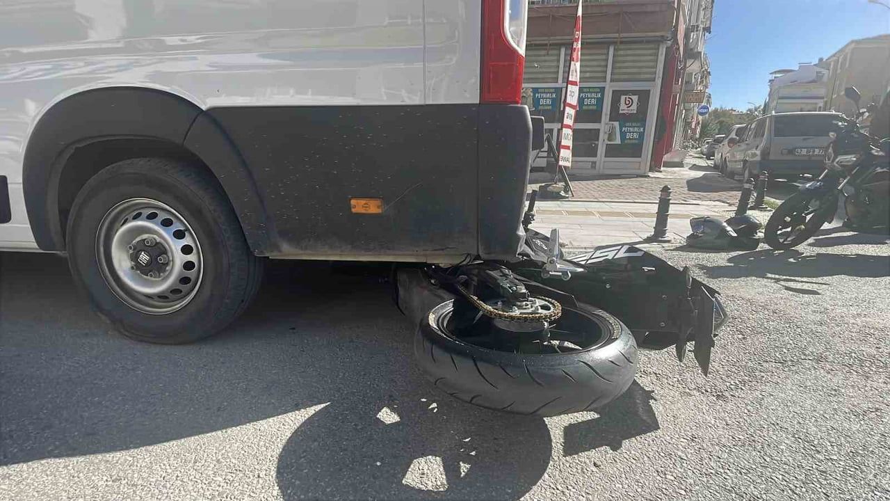 Kontrolden çıkan motosiklet 20 metre sürüklenip minibüsün altına girdi