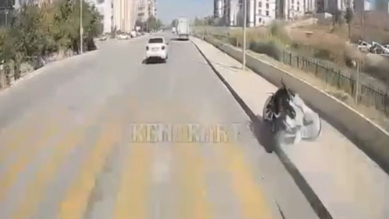 Kontrolden çıkan motosikletin kaldırıma çarpma anı midibüs kamerasında