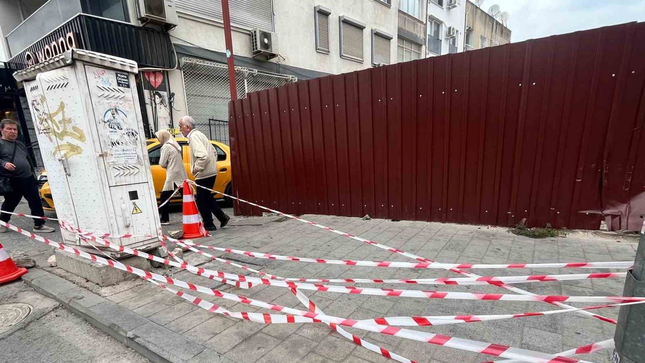 Kontrolden çıkan otomobil çarşıdaki dükkanlara ve araçlara zarar verdi