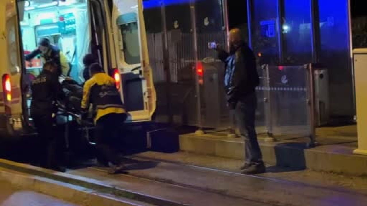 Kontrolden çıkan otomobil Eskişehir'de tramvay durağına girdi, 1 yaralı