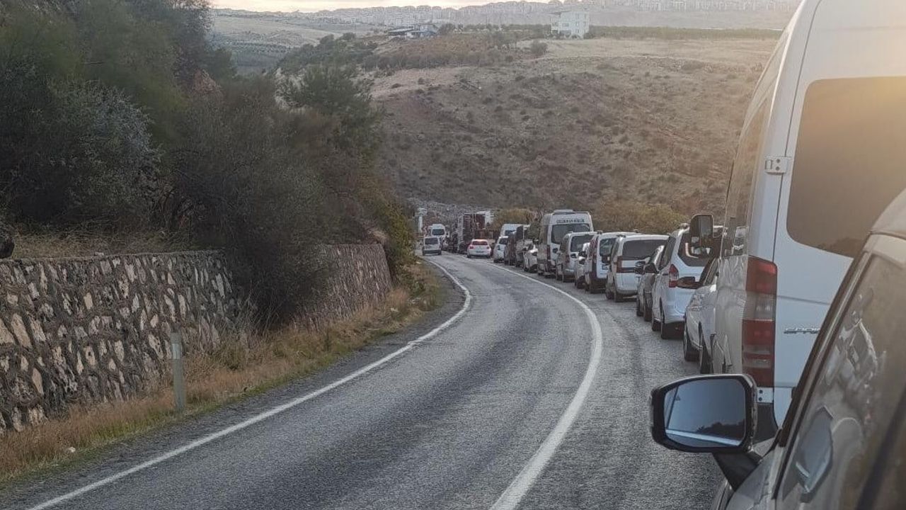 Kontrollü patlatmalar Adıyaman-Çelikhan yolunda uzun kuyruklara neden oluyor
