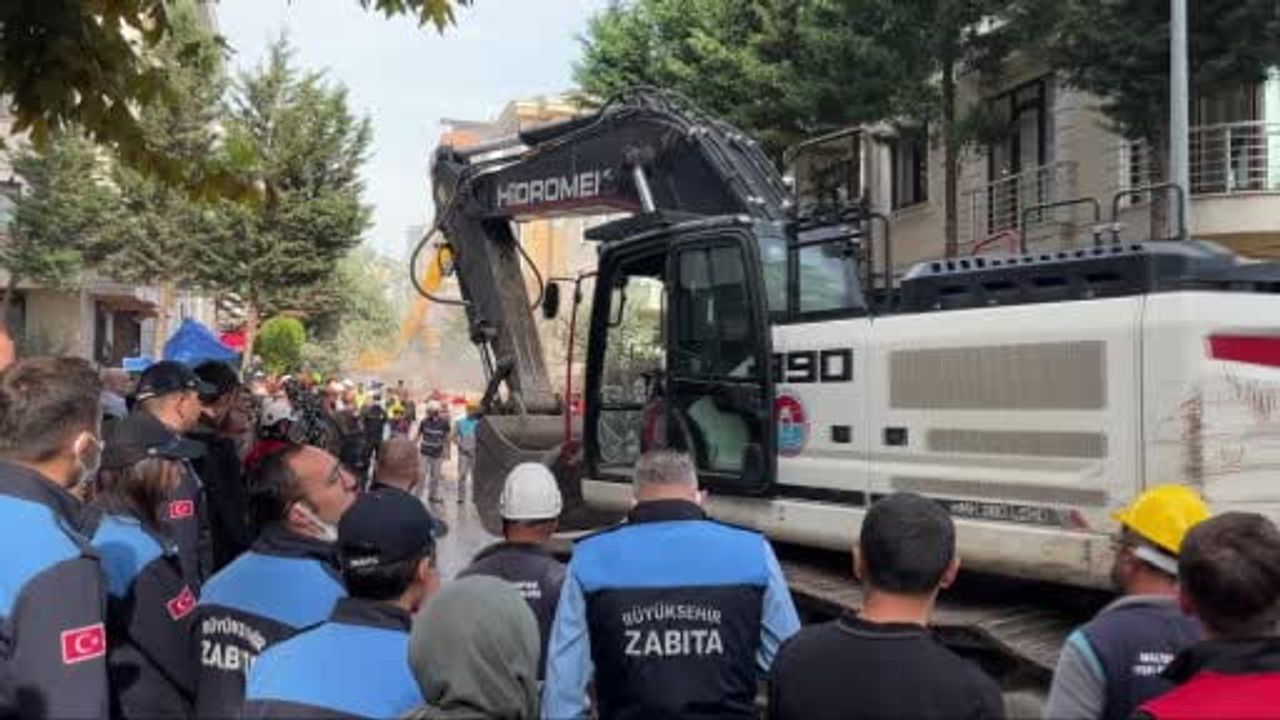 Kontrollü yıkım başladı: Maltepe'de çöken binada üst katlar sökülüyor