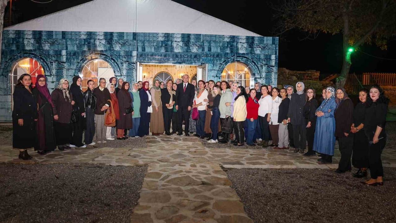 Konuralp antik tiyatrosunda kadınların 29 ekim faslı