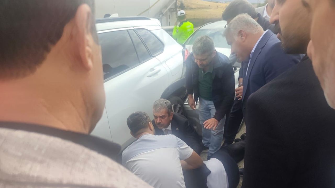 Konvoyda kaza: hekim milletvekili yaralılara müdahale etti