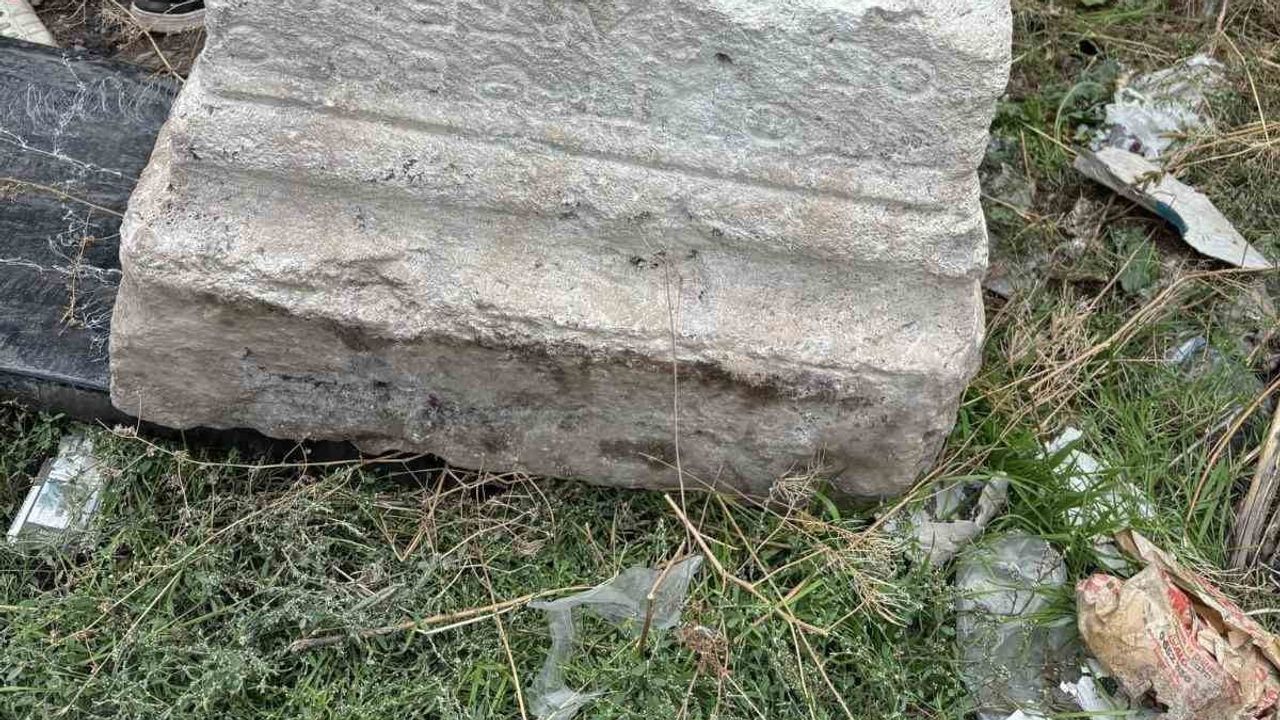 Konya'da cami önünden gömülü çıkan Roma dönemi kaidesinin çalınması soruşturuluyor