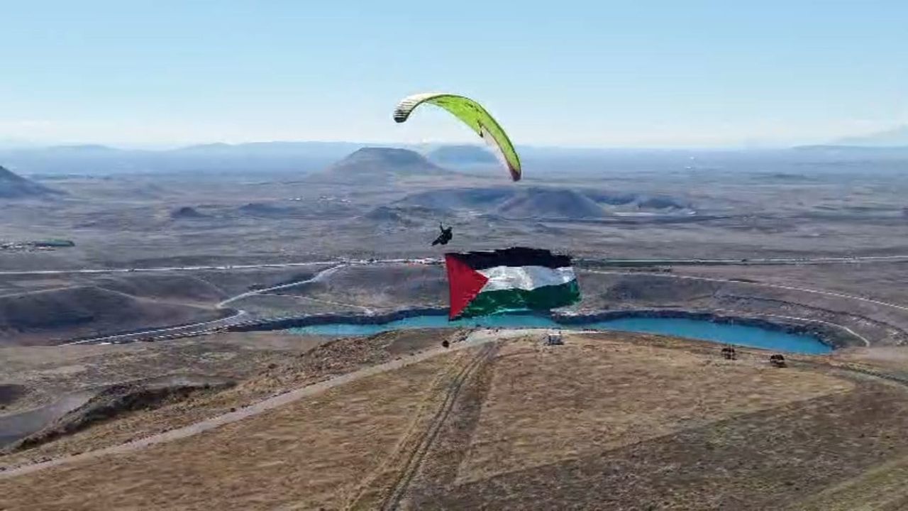 Konya'da gökyüzünde Filistin bayrağıyla dayanışma gösterisi