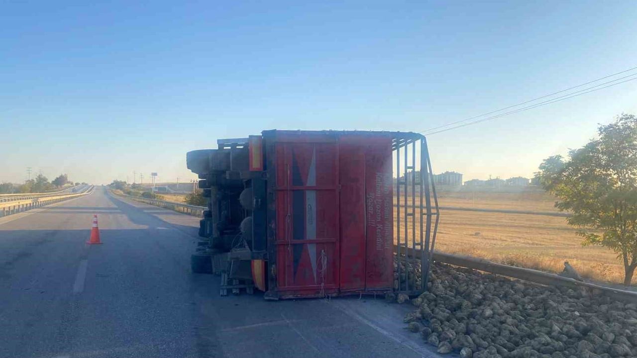 Konya'da karayolunda pancar yüklü tır devrildi, sürücü hastaneye kaldırıldı