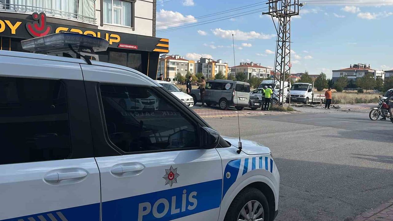 Konya'da kavşakta çarpışma: rehabilitasyon servisindeki 8 çocuk ve sürücü yaralandı