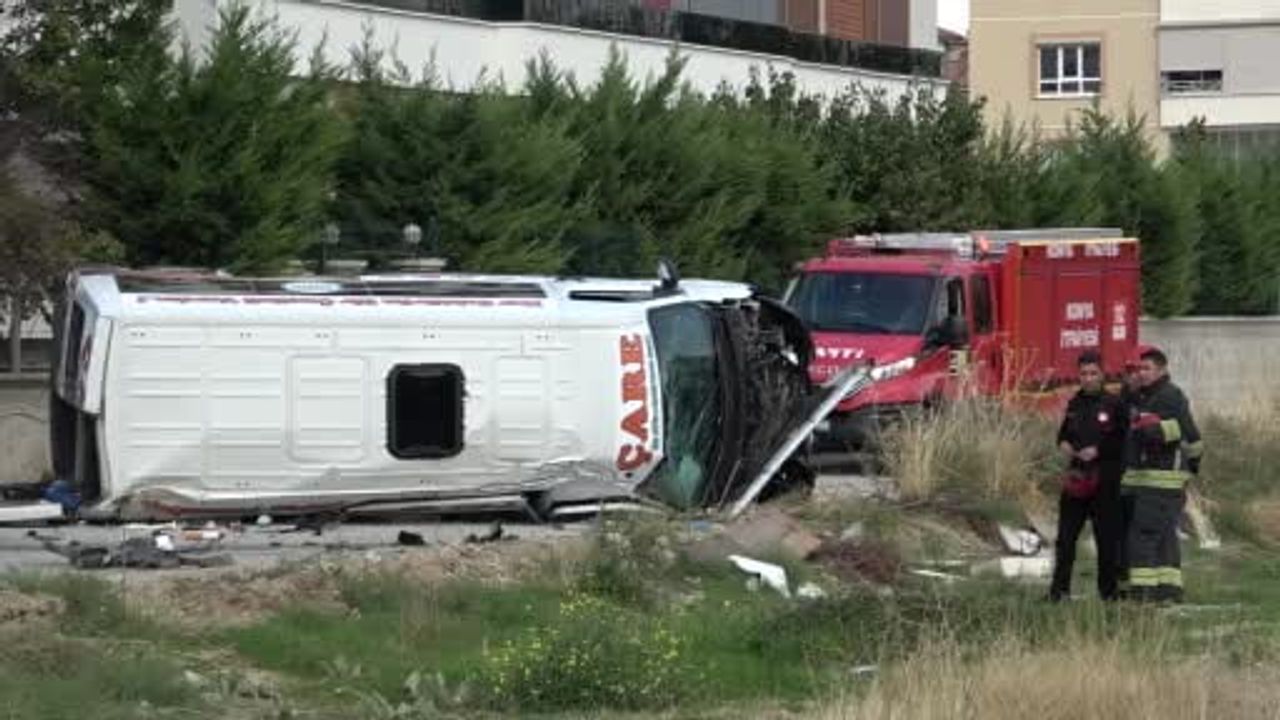 Konya'da kavşakta minibüs ile otomobil çarpıştı, 9 kişi yaralandı