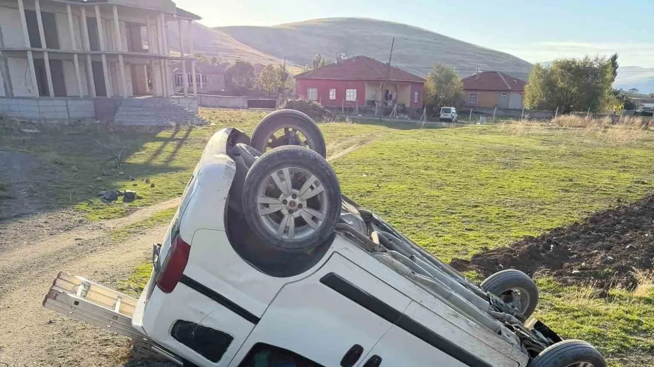 Konya'da kontrolden çıkan hafif ticari araç şarampole takla attı, üç kişi yara almadan kurtuldu