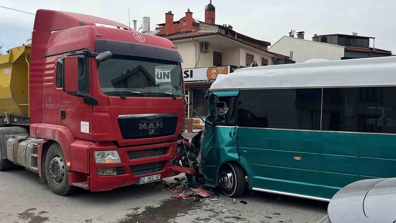 Konya'da öğle vakti çarpışma: minibüsteki 10 kişi yaralandı