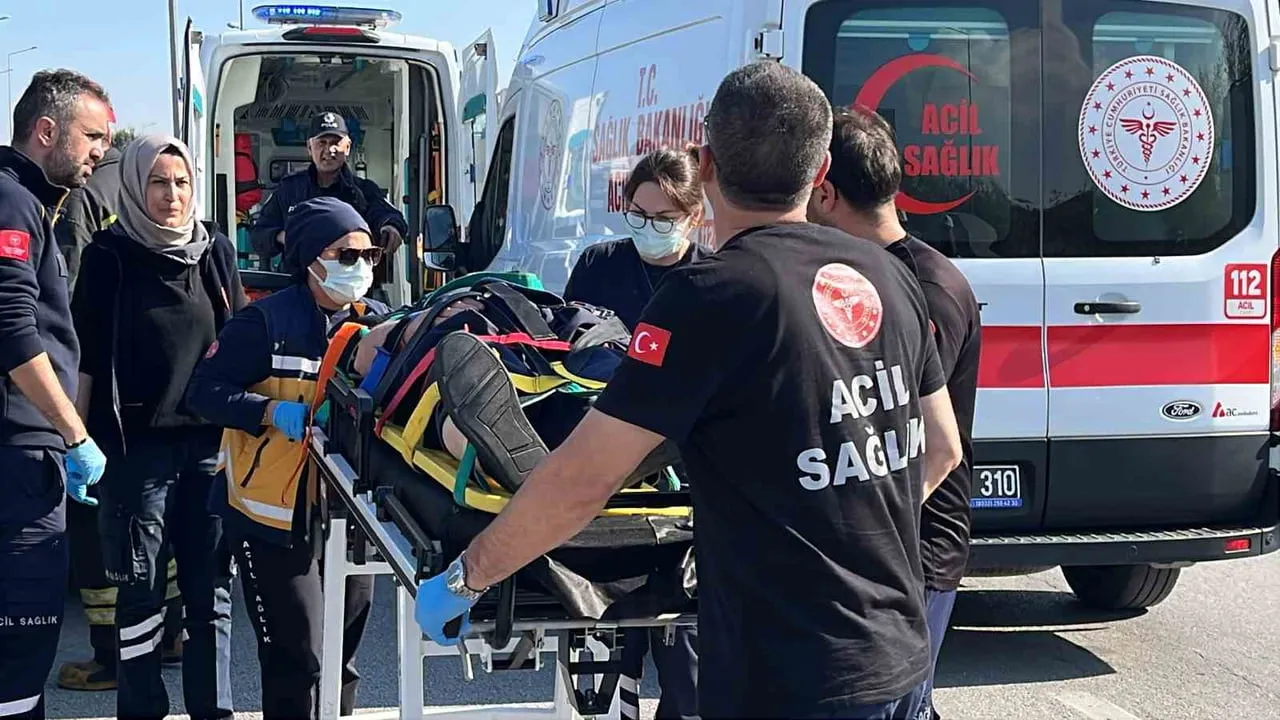 Konya'da refüje çarpan Tofaş hurdaya döndü, dört kişi yaralandı