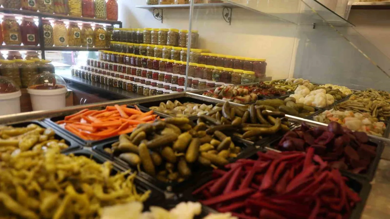 Konya'da turşu geleneği kışın doğal antibiyotiğini saklıyor