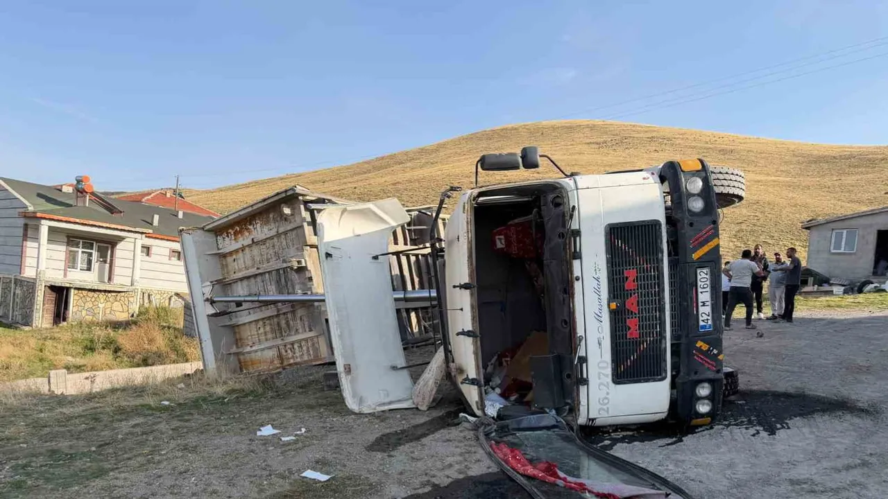 Konya Kulu'da çalışma sırasında hafriyat yüklü tır devrildi, sürücü yaralandı
