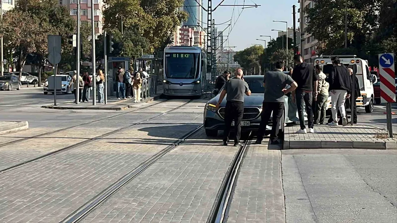 Konya trafiği tramvay hattına giren kilitli araç yüzünden aksadı