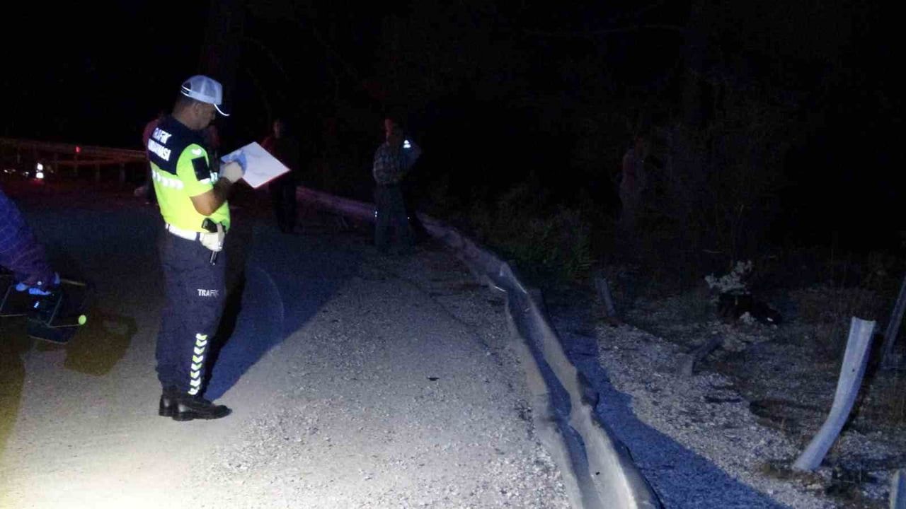 Konyaaltı virajında bariyerleri aşan araç 50 metrelik uçuruma düştü: 2 ölü, 4 yaralı