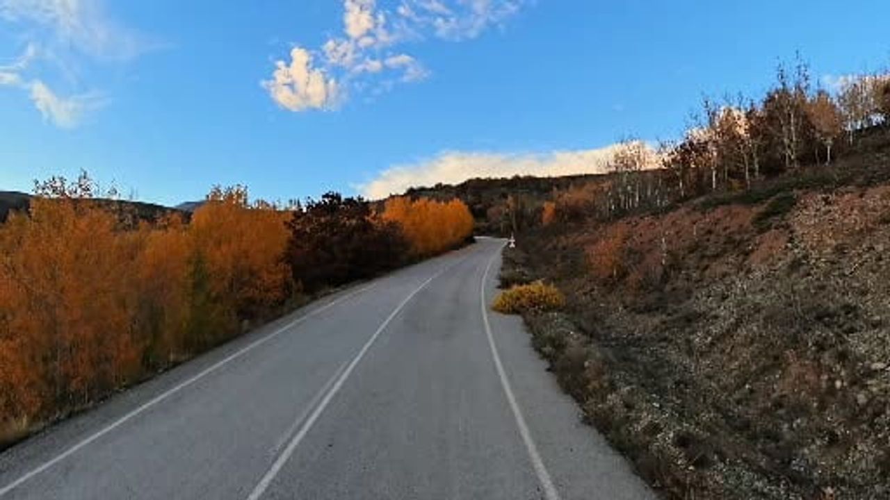Kop Dağı geçidinde sonbaharın renkleri vadileri örüyor