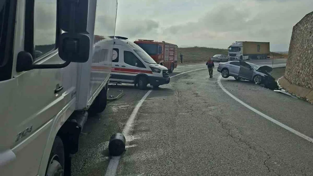 Kop Dağı zirvesinde buzlu yol beş aracın karıştığı kazaya yol açtı