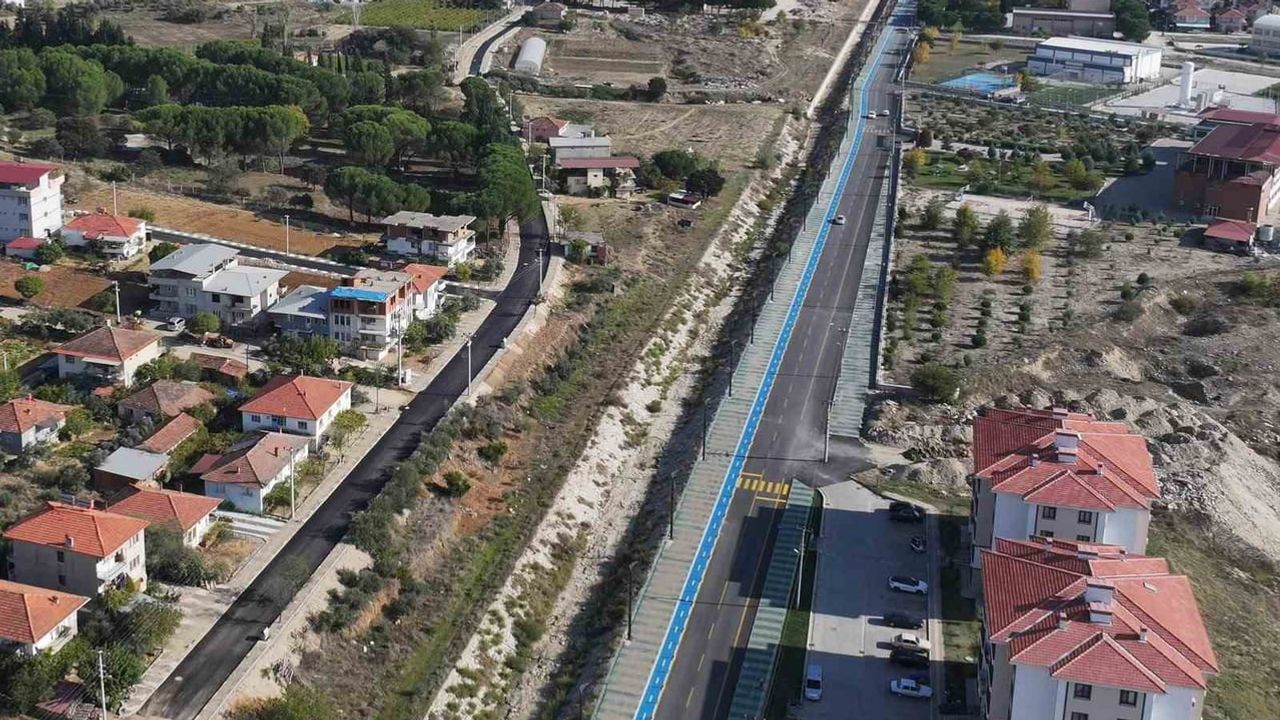 Köprübaşı'nda yollar yenileniyor, Evren Caddesi'ne 4 bin ton sıcak asfalt serimi