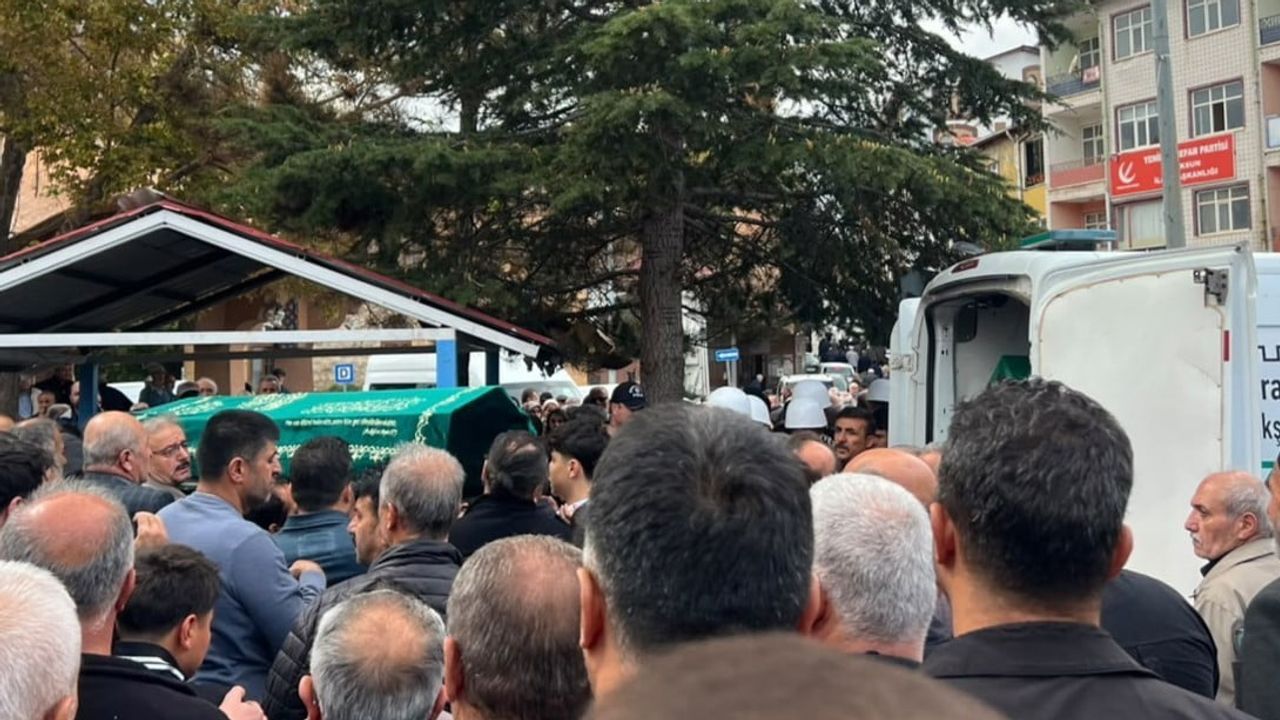 Köprüden uçan otomobilde hayatını kaybeden iki kişi son yolculuklarına uğurlandı