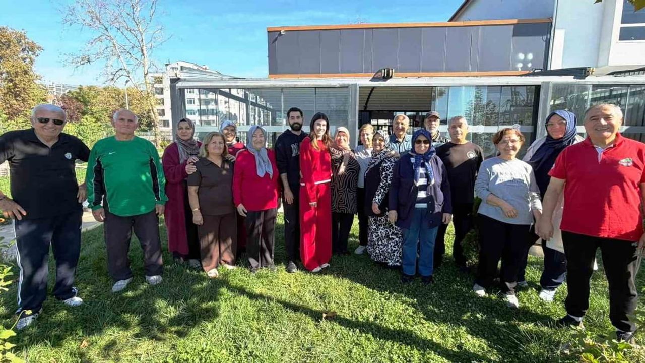 Körfez'de 60 yaş üstü için sahilde yürüyüşten atölyelere kapsamlı program