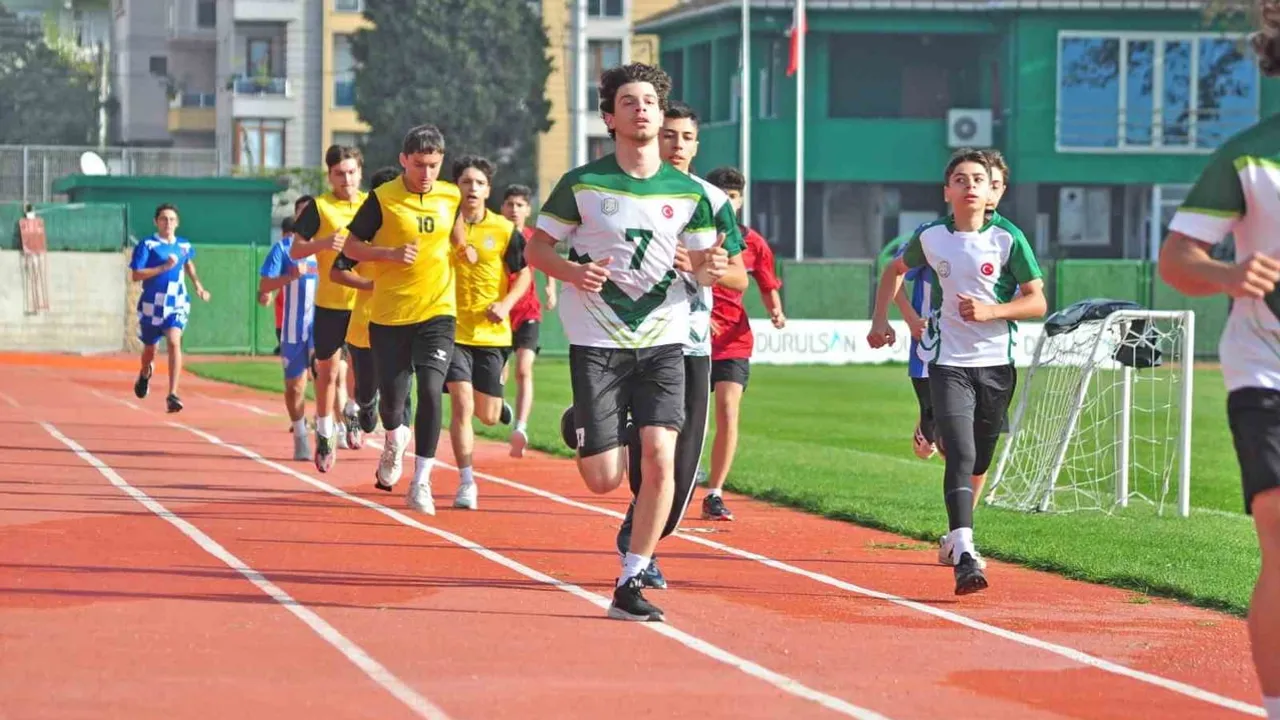 Körfez'de genç atletler Cumhuriyet Kupası için piste çıktı