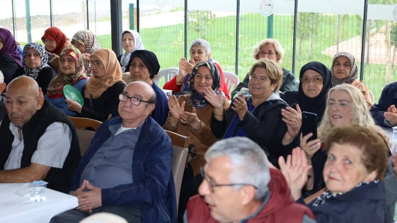 Körfez'de yaşlılar günü: 60+ kulübünde müzik ve sohbetle kutlama