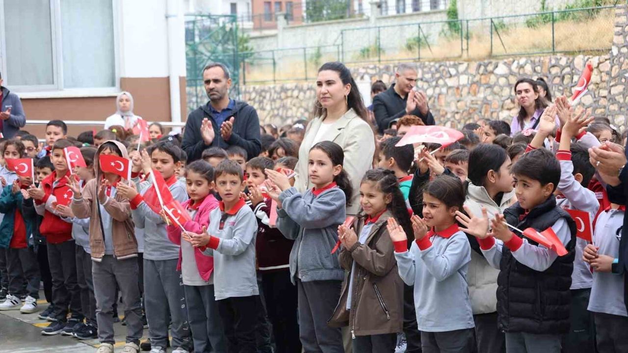 Koridorda bayrağı öperken görüntüleriyle gönülleri kazanan Miran'a Milli Eğitim'den ziyaret