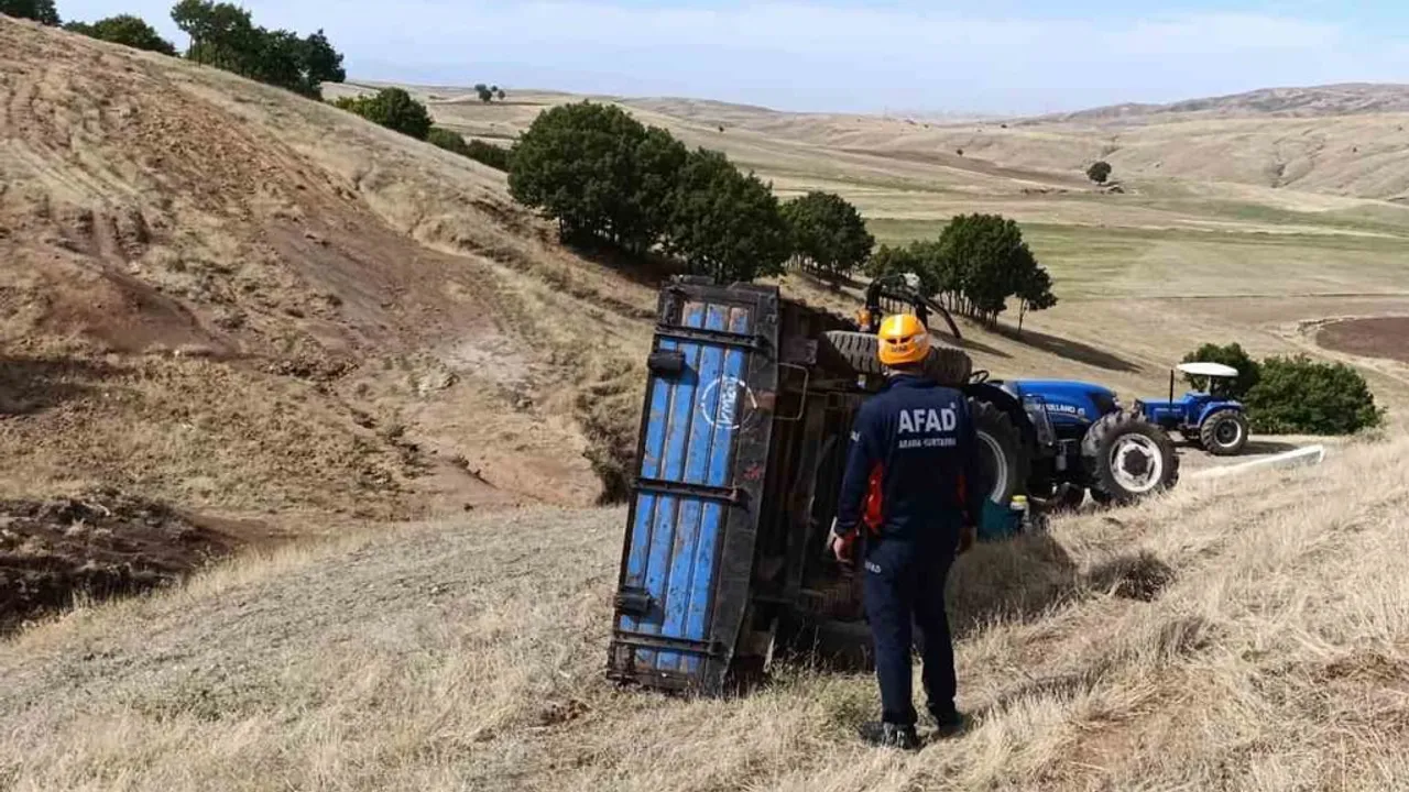 Korkut'ta traktör devrildi, sürücü sıkışıp ağır yaralandı