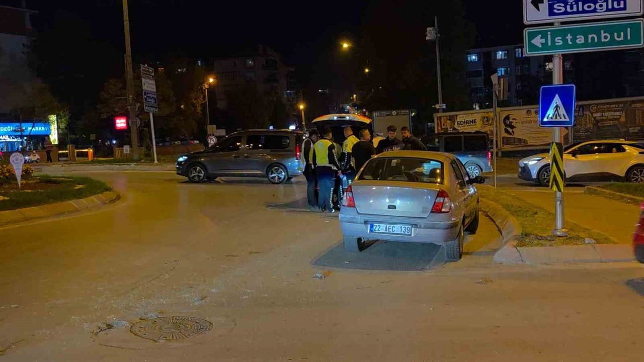 Kovalamaca kavşakta bitti: motosiklet otomobile çarptı