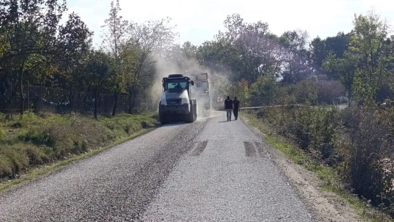 Köy bağlantı yolu sathi kaplamayla kışa hazırlandı