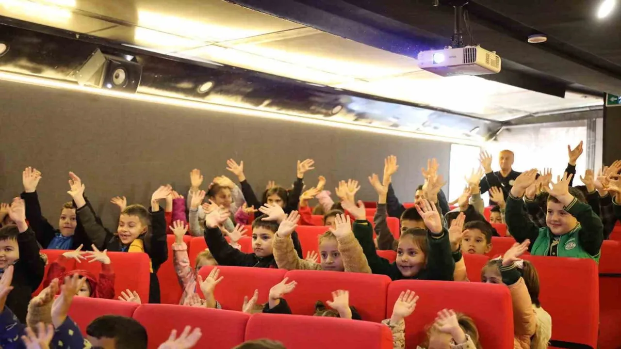 Köy okullarında perde açtı: Gezen sinema tırı Düzce'de