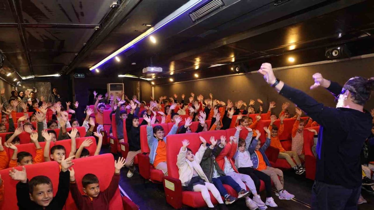 Köy okulunda ilk perdede buluşma: Gezen Sinema Tırı Kaynaşlı Üçköprü'de
